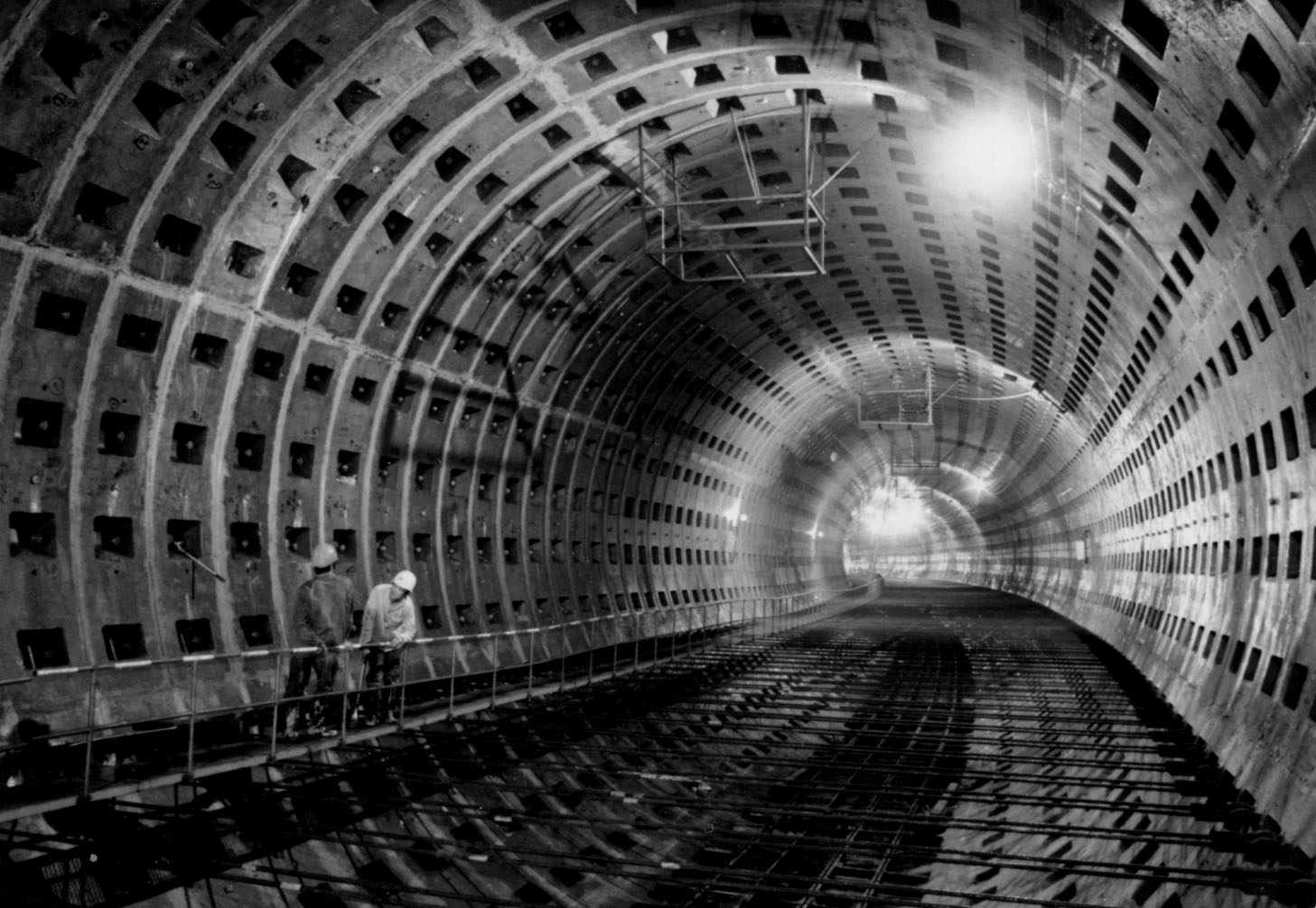 延安东路南线隧道盾构穿越素混凝土竖井施工技术